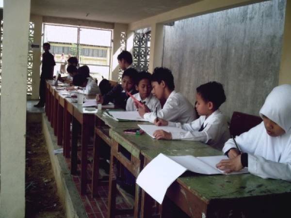 lomba Lukis - Suasana lomba likis di SMKN 4 Padang pada dilorong sekolah pada siang hari