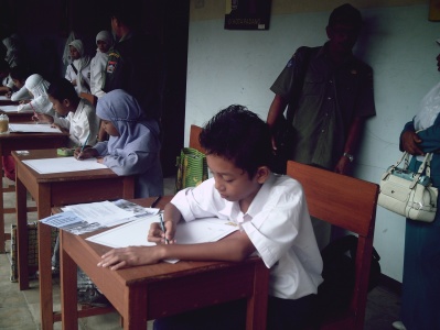 Asyik - Siswa SLTP sedang asik dalam mengikuti lomba melukis