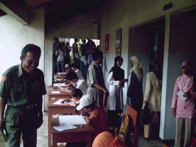 Kepsek - Kepala Sekolah Drs. Jamaris memberi motivasi kepada peserta lomba