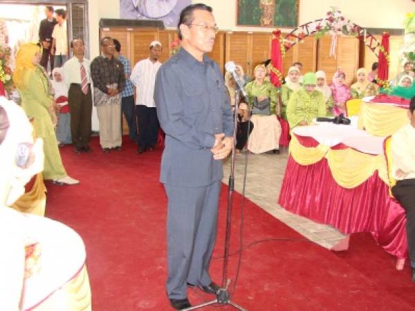 Penyerahan Sertifikat ISO - Dinas Pendidikan Kota Padang Memberi kata sambutan dalam louncing Penyerahan Sertifikat ISO dari Sai Global