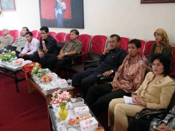 Penyerahan Sertifikat ISO - Para Pejabat yang hadir dalam Louncing penyerahan Sertifikat ISO 9001:2000 di SMKN 4 Padang di ruangan Majelis Guru