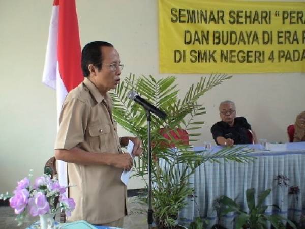 Seminar - Pak Harun Alrasyid sebagai Ketua Alumni SSRI/SMSR/SMKN4 Padang memberikan sambutan dalam louncing penyerahan sertfikat ISO 2001:900