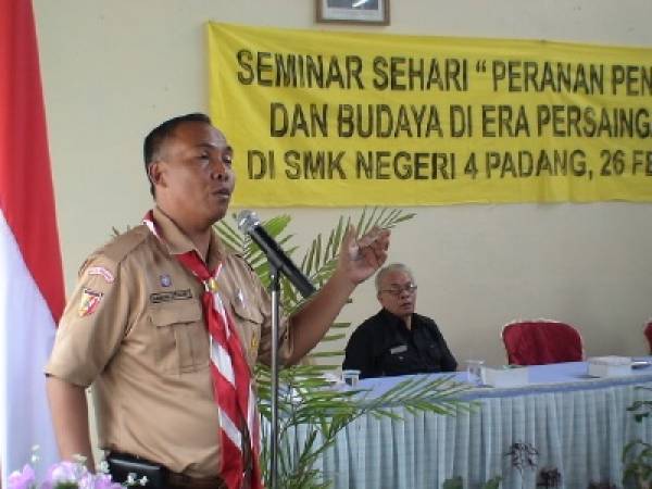 Seminar - Kepala Dinas Pendidikan Propinsi Sumbar yang Diwakili oleh.....memberikan sambutan dan sekaligus membuka secara resmi seminar sehari di SMKN4 Padang