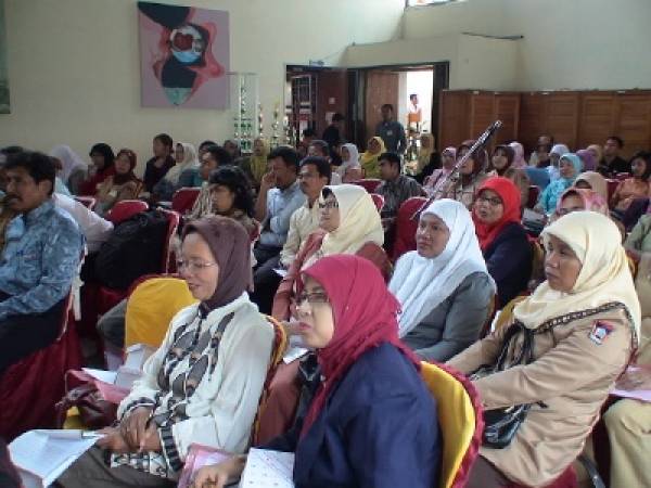 Seminar - Para peserta seminar lagi mendengarkan makalah 